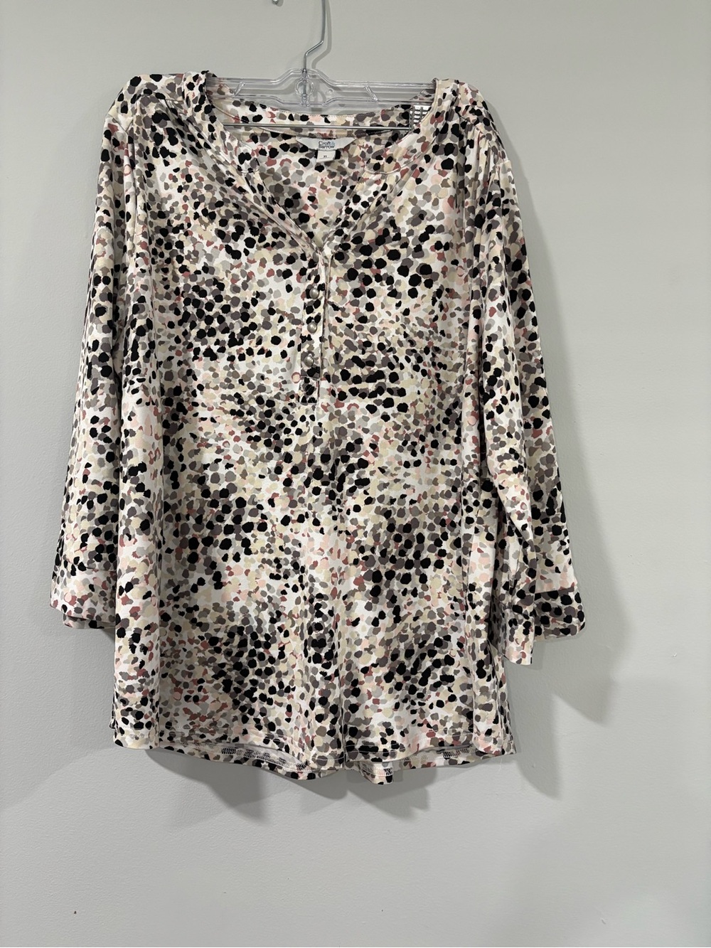 CROFT & BARROW TOP /MODEST V NECK 
CREAM ,BLACK DOT PRINT SIZE XL